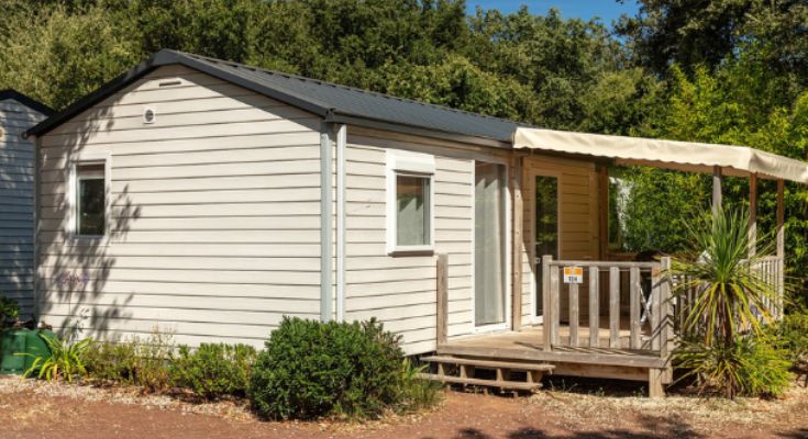 terrasse et vue depuis un mobil home Classic du camping Le Helles