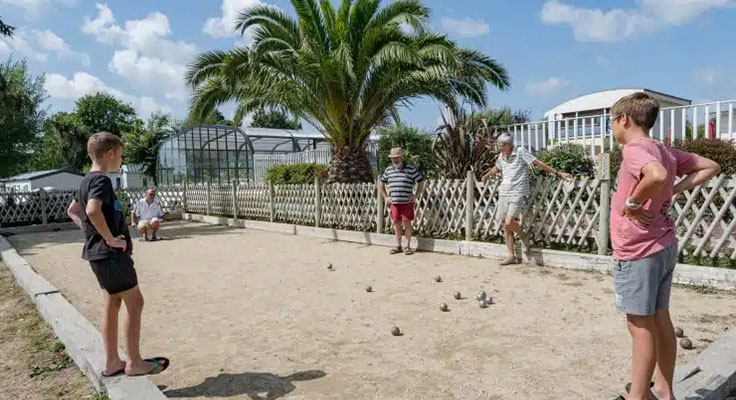 Terrain de pétanque, boulodrome du camping 4 étoiles Le Helles à Combrit