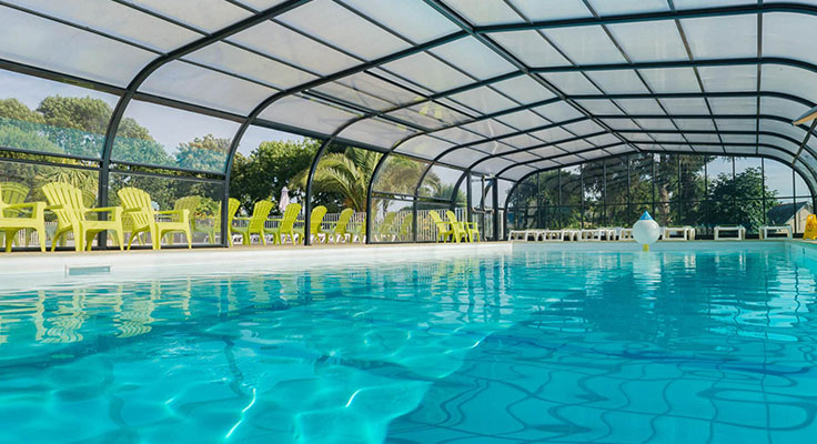 Profitez de la piscine couverte et chauffée du Camping 4 étoiles Le Helles