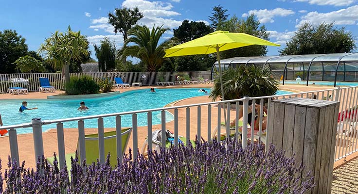 Piscine extérieure du camping 4 étoiles le Helles