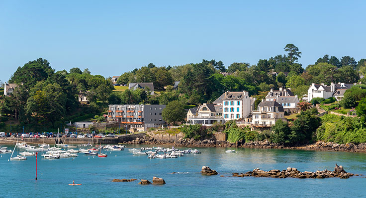 Port de plaisance et bateau au cœur du Finistère Sud en Bretagne