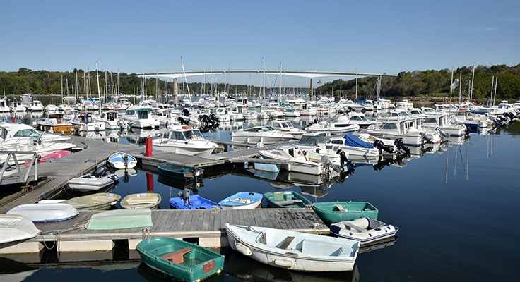 Port de bénodet en Bretagne avec plein de bateau