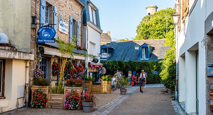 Promenez-vous dans les rues pittoresques de Concarneau, une ville médiéval