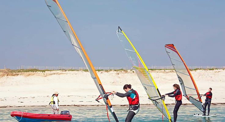 Des sessions de voile et de windsurf sur l'océan Atlantique dans le Finistère sud